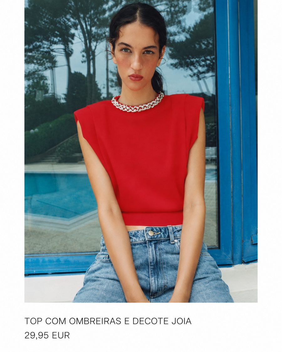 Top vermelho com ombreiras e decote joia, peça considerada para compra